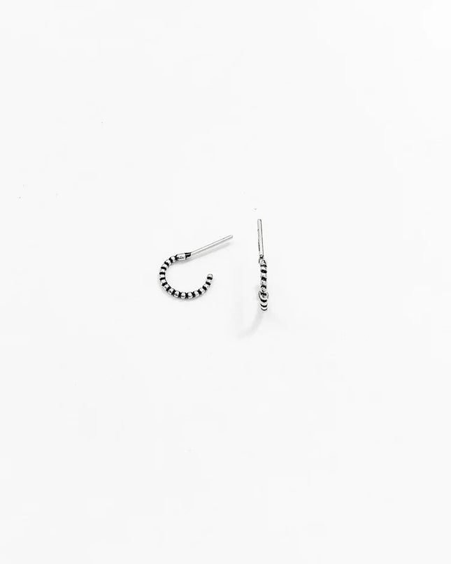 BRINCO MEIA ARGOLA BOLINHAS- 7MM