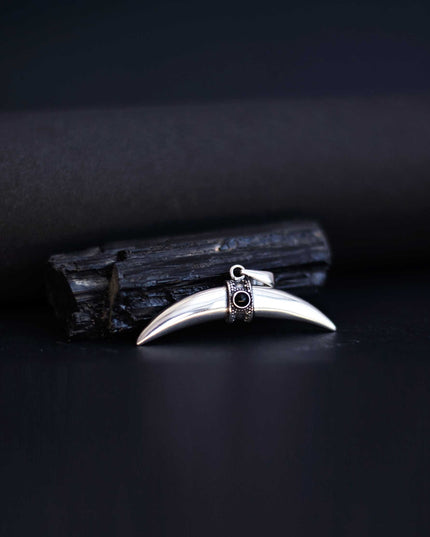 PINGENTE DENTE DE SABRE- ÔNIX